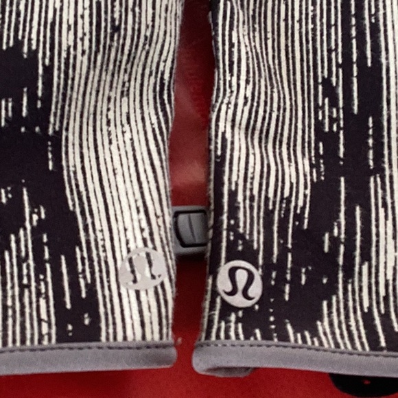 Lululemon gloves - Picture 6 of 6